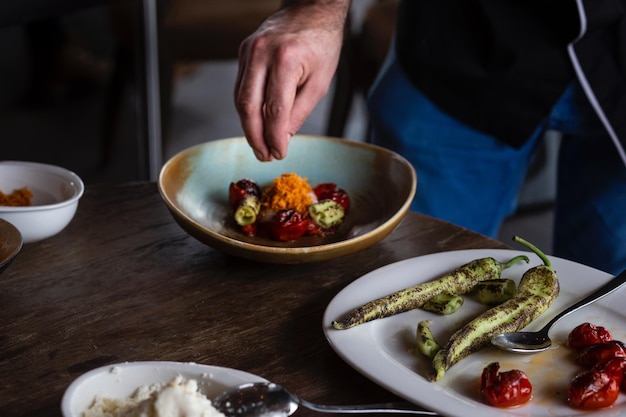 Kucharz przygotowujący danie w kuchni